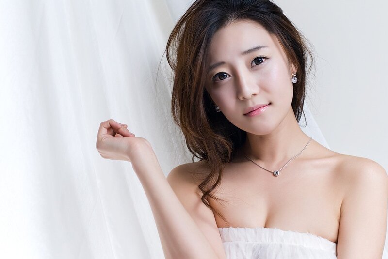 woman in white dress