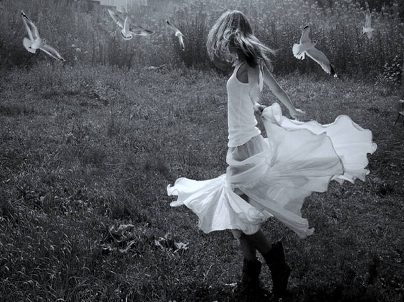 Woman in White Dress — Black, Dynamic