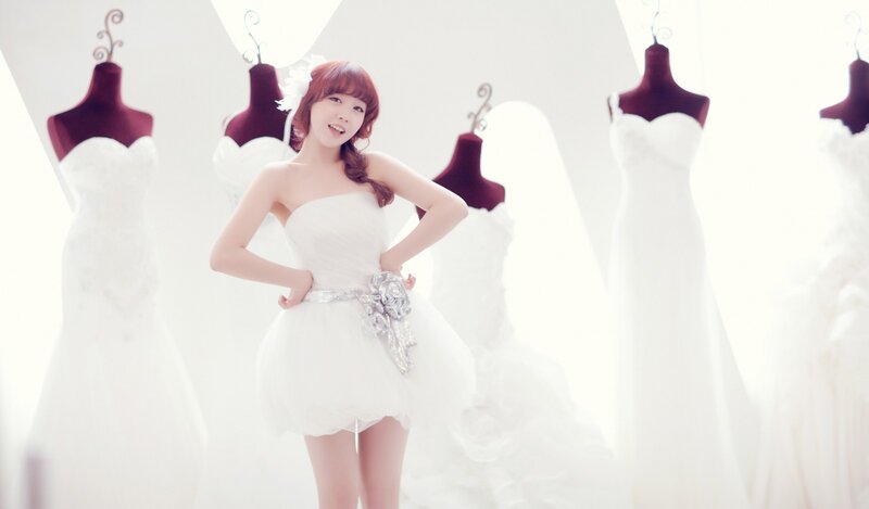Woman in White Dress — Bright, Photograph, Mannequins