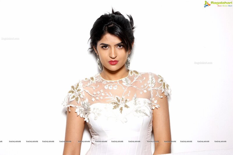 Woman in White Dress — Neutral, Earrings