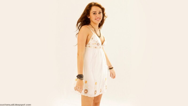 Woman in White Dress — Neutral, Necklace