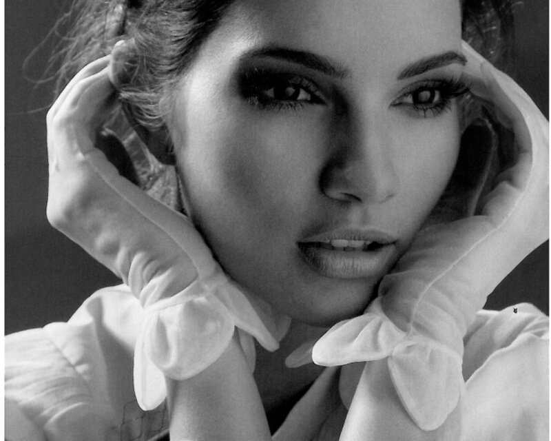 Woman in White Gloves — Black