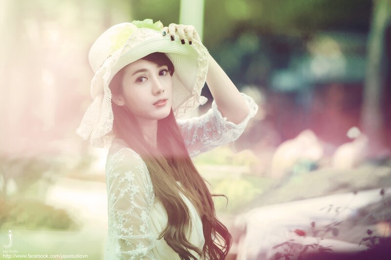 woman in white hat and dress