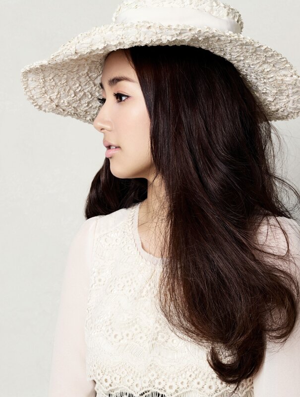 woman in white hat and lace top