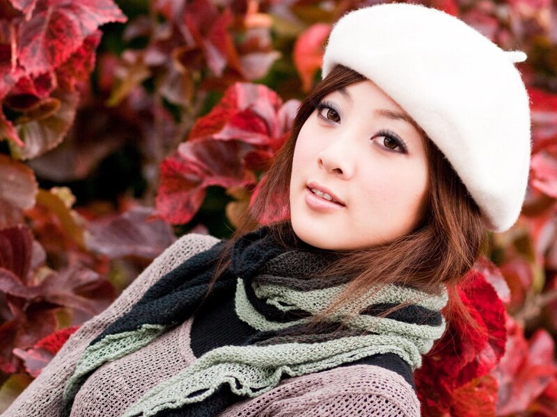 woman in white hat and scarf
