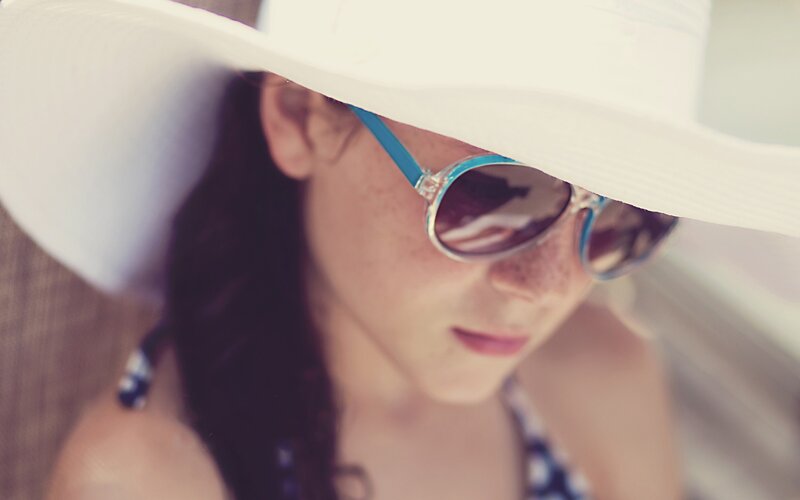 woman in white hat and sunglasses