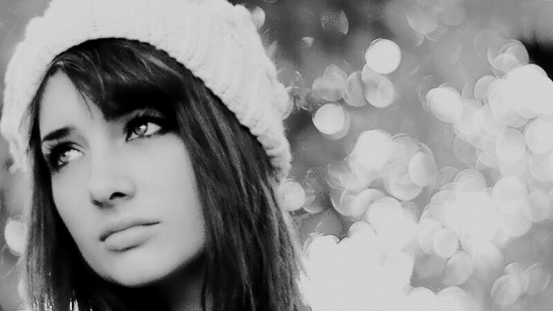 woman in white hat looking up