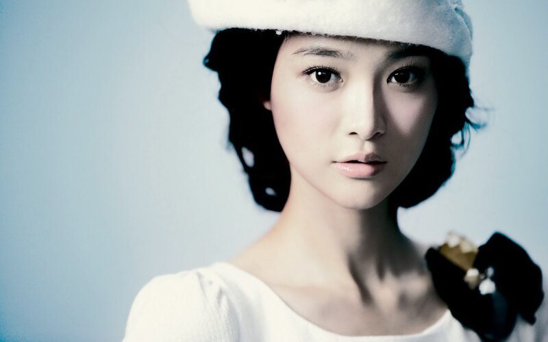 woman in white hat portrait