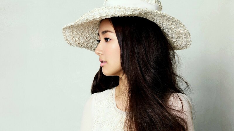 woman in white hat profile