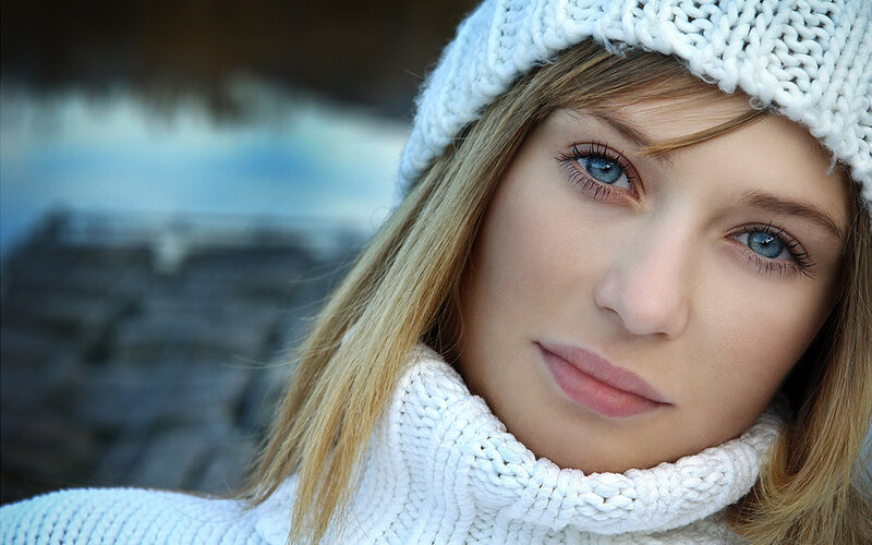 woman in white knit hat