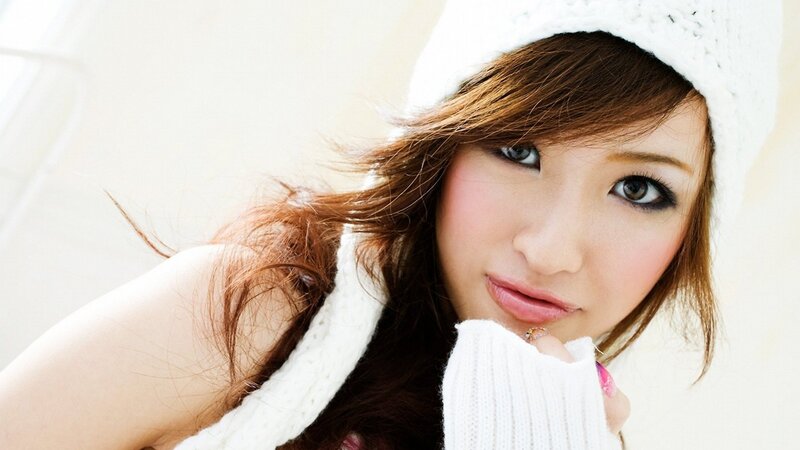 woman in white knit hat