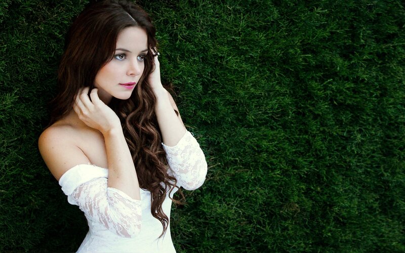 woman in white lace dress