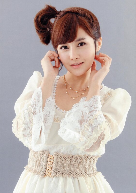 woman in white lace dress