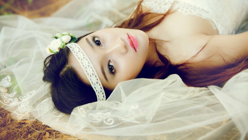 woman in white lace headband