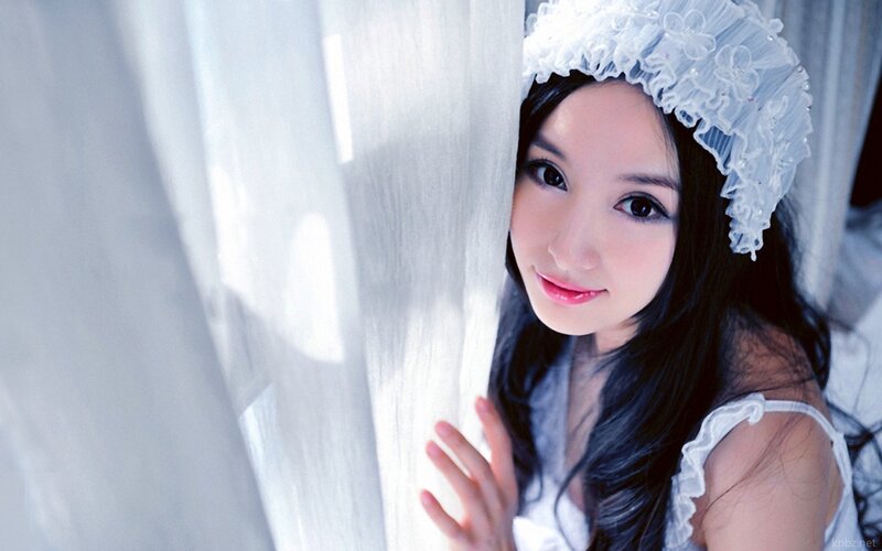 woman in white lace headband