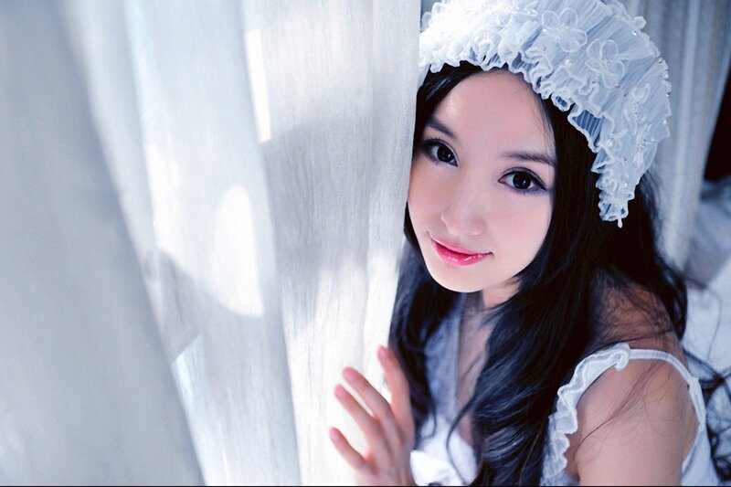 woman in white lace headpiece