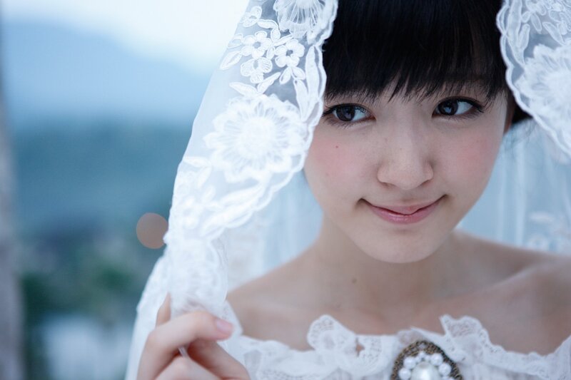 woman in white lace veil