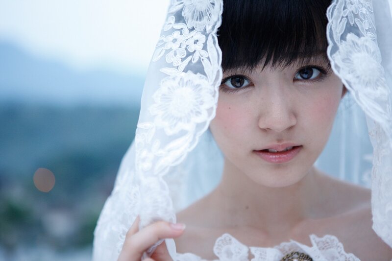 woman in white lace veil