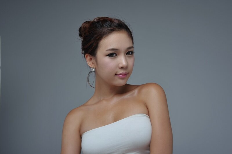 woman in white strapless dress