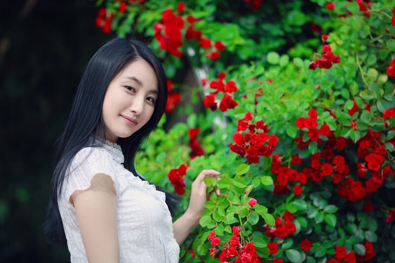 woman in white with red roses