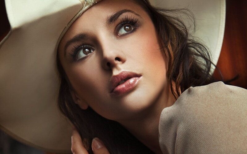 Woman in Wide-brimmed Hat — Beige