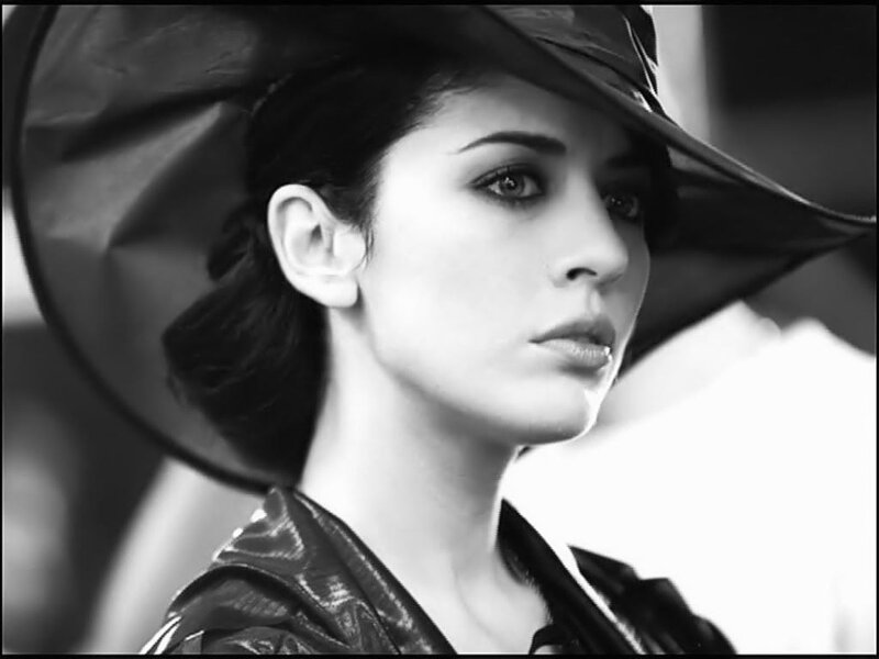 Woman in Wide-brimmed Hat — Black