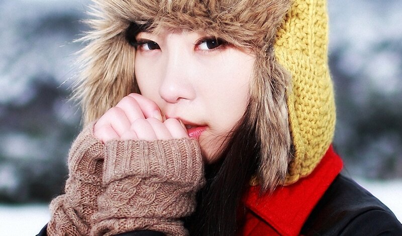 woman in winter hat and gloves