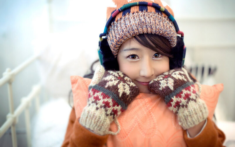 woman in winter hat and mittens