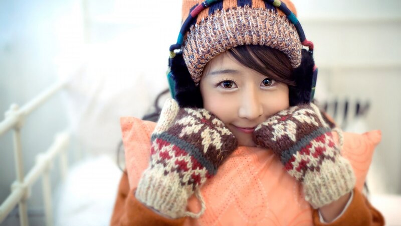 woman in winter hat and mittens