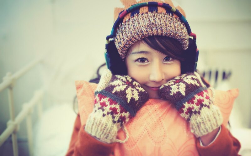 woman in winter hat and mittens