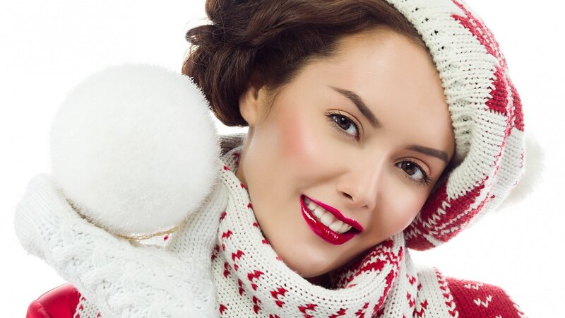 woman in winter hat and scarf