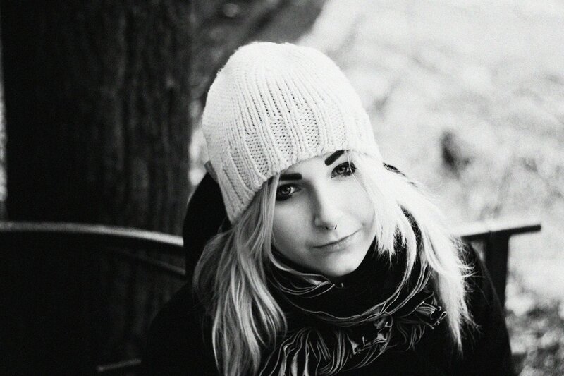 Woman in Winter Hat — Black, Calm