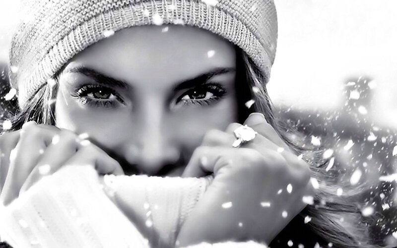 Woman in Winter Hat — Black