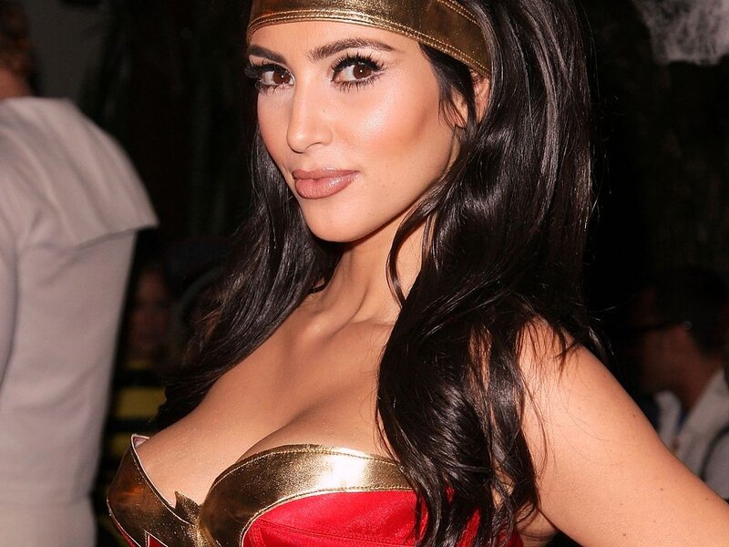 woman in wonder woman costume