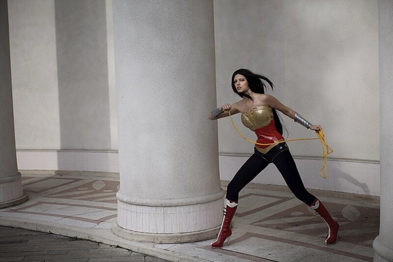 woman in wonder woman costume