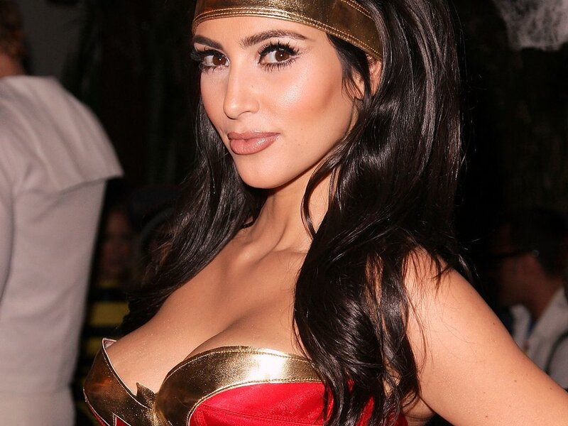 woman in wonder woman costume