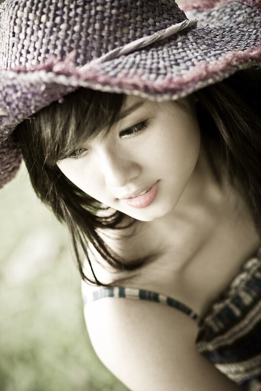 woman in woven hat
