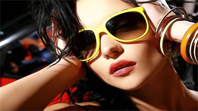 woman in yellow sunglasses