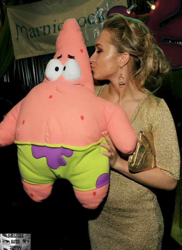 woman kissing patrick star