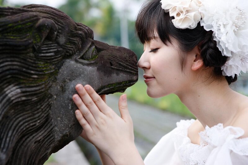 woman kissing stone lion