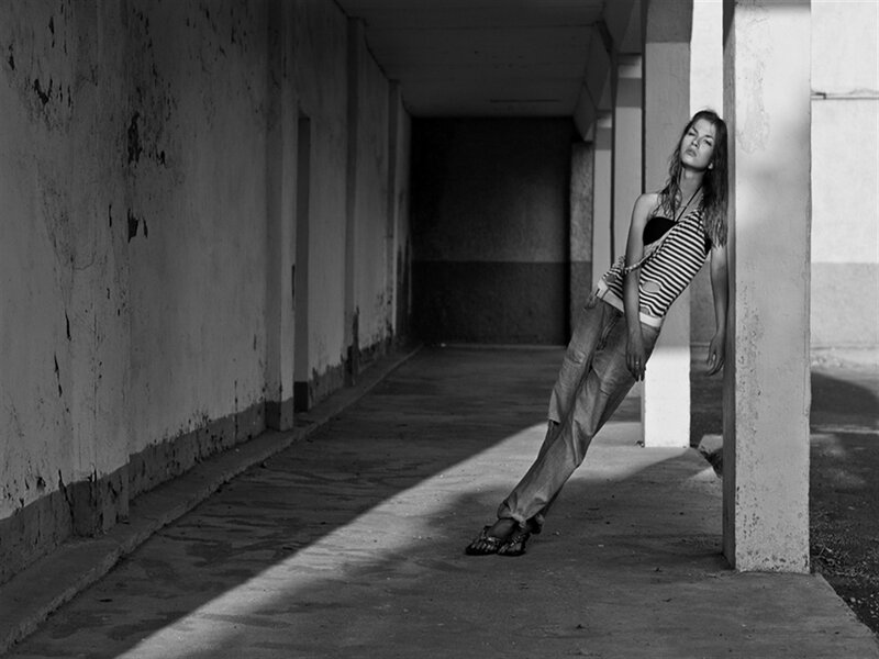 Woman Leaning Against Pillar — Black