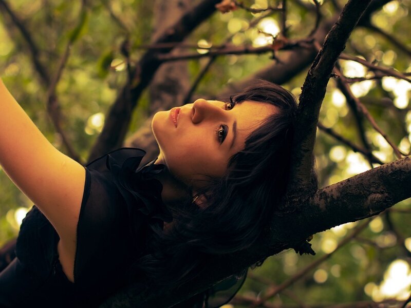 Woman Leaning on Tree Branch — Black