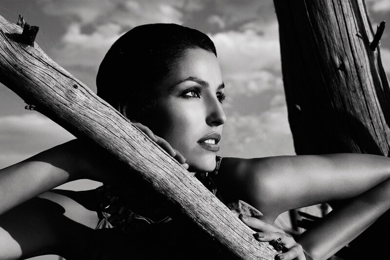 Woman Leaning on Wood — Black