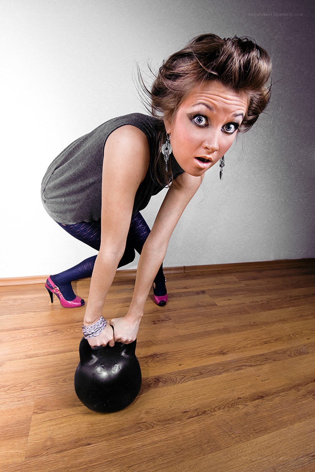 woman lifting kettlebell