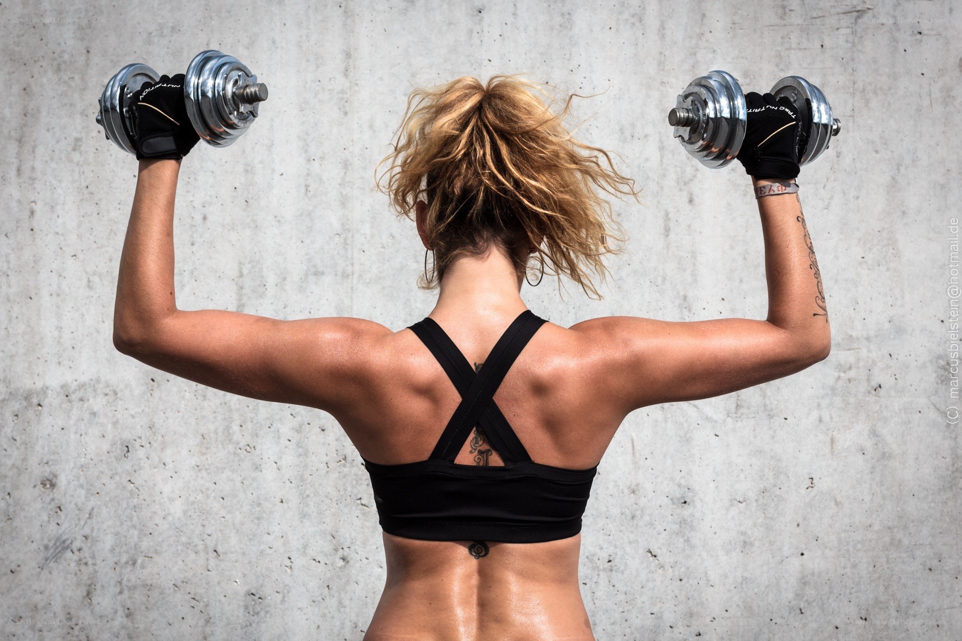 woman lifting weights