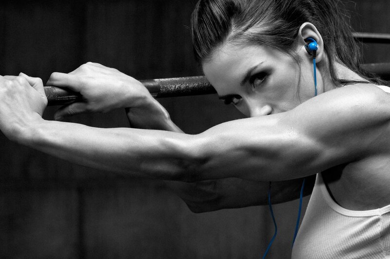 woman lifting weights at gym