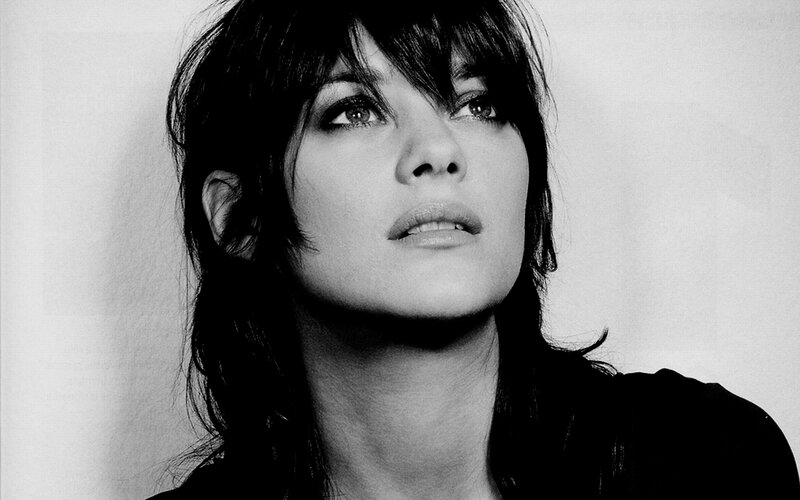 woman looking upward in black and white