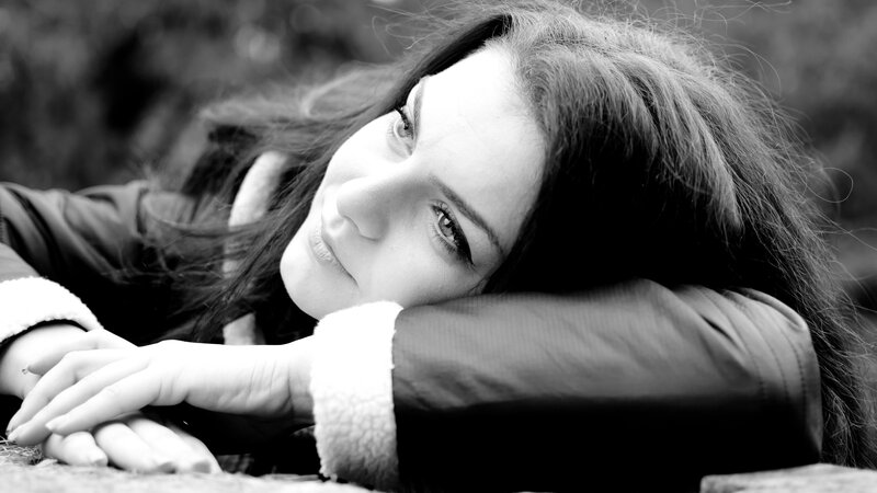 Woman Lying on Arm — Black
