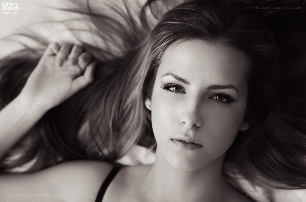 woman lying on bed