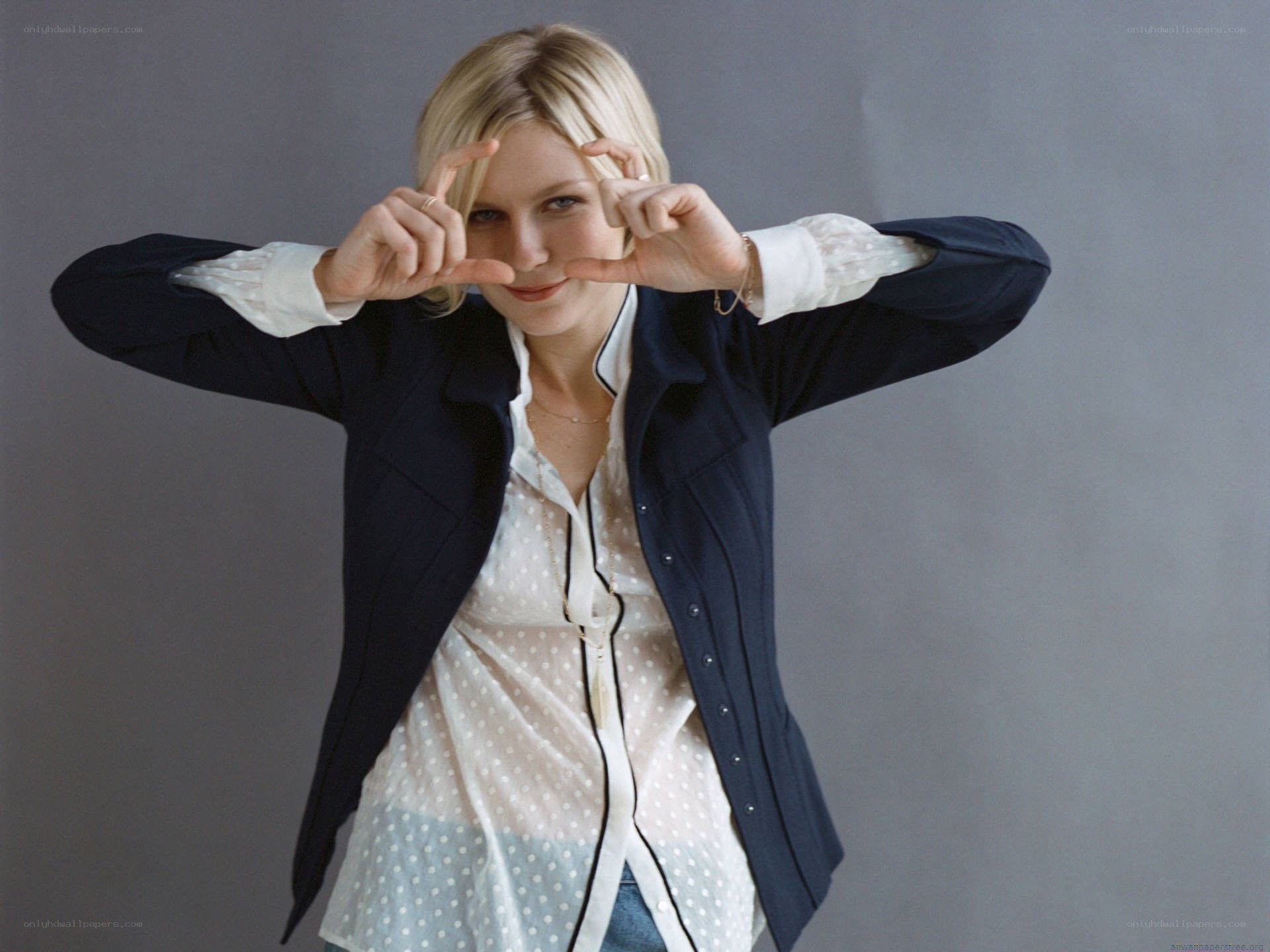 woman making frame gesture